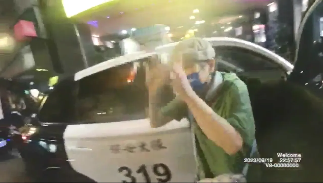 婦人比YA稱讚台灣警察。翻攝畫面