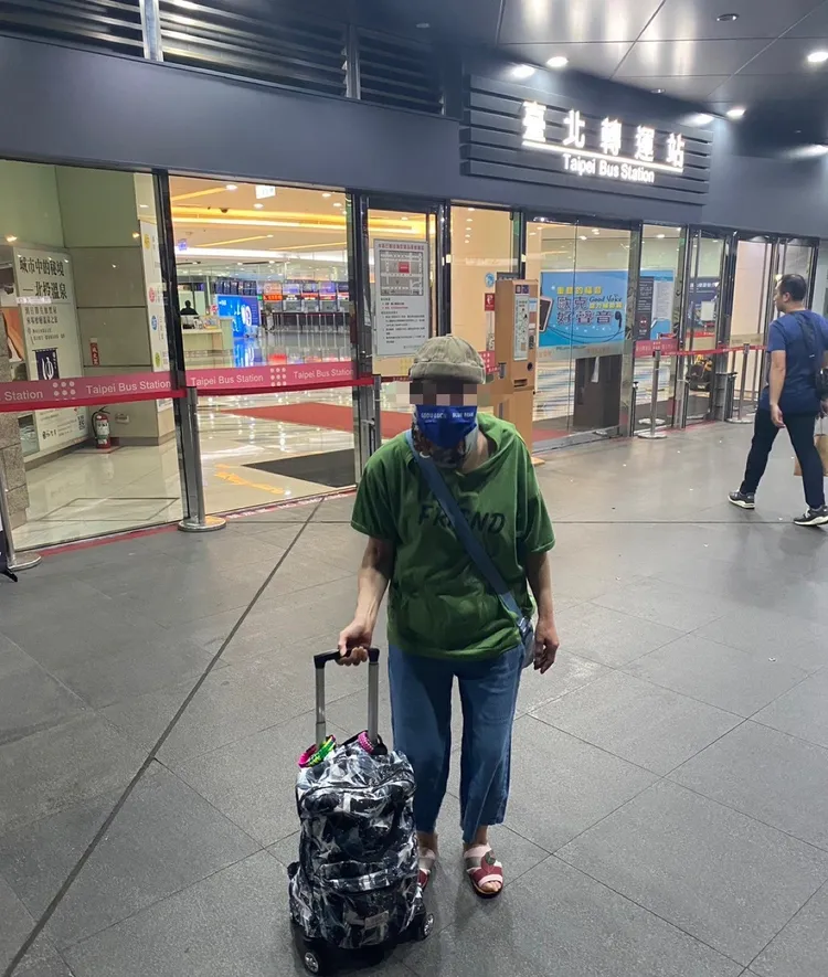 婦人拎著行李走失。翻攝畫面