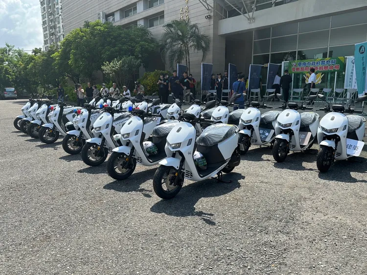18台警備電動車價值超過150萬元，過去華友聯也多次贊助高市教育局、社會區甚至是壽山動物園。華友聯提供