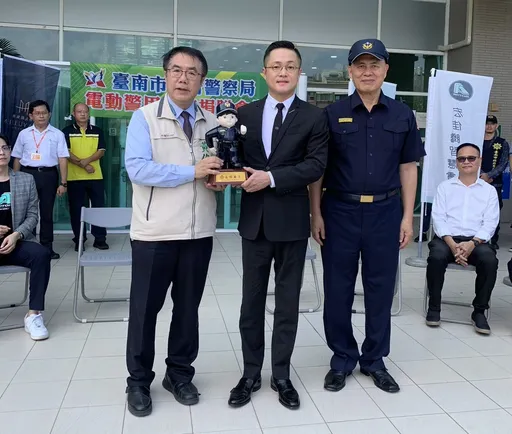 捐書捐錢贊助店面無所不在　華友聯再捐18輛電動車助警維護治安