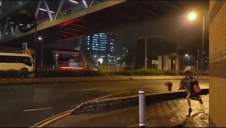 蘇拉颱風侵襲香港，一名熱褲女從畫面右方跑出。取自影片截圖