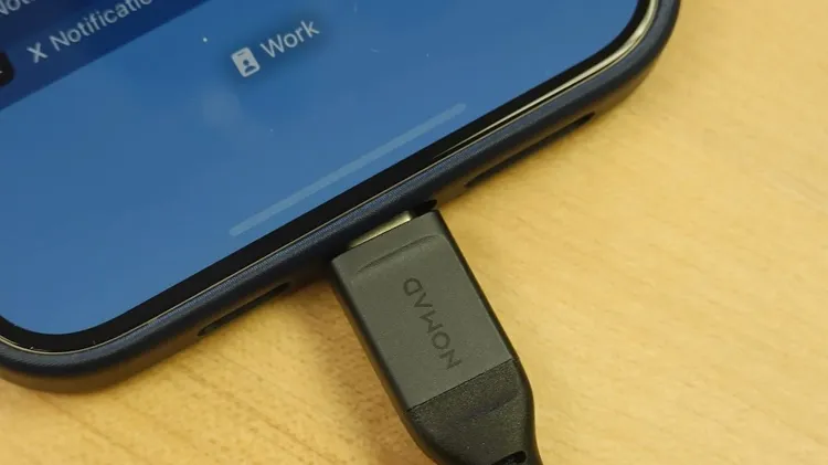Nomad USB-C線插不進套有「精細織紋保護殼」的iPhone 15 Pro Max。翻攝9to5Mac