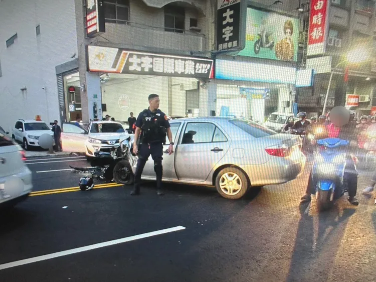 肇事車違規跨越雙黃線撞上對向來車。讀者提供