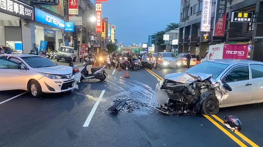 驚險片｜轎車越線猛撞對向來車　轟！4輛機車衰遭擊落釀5傷
