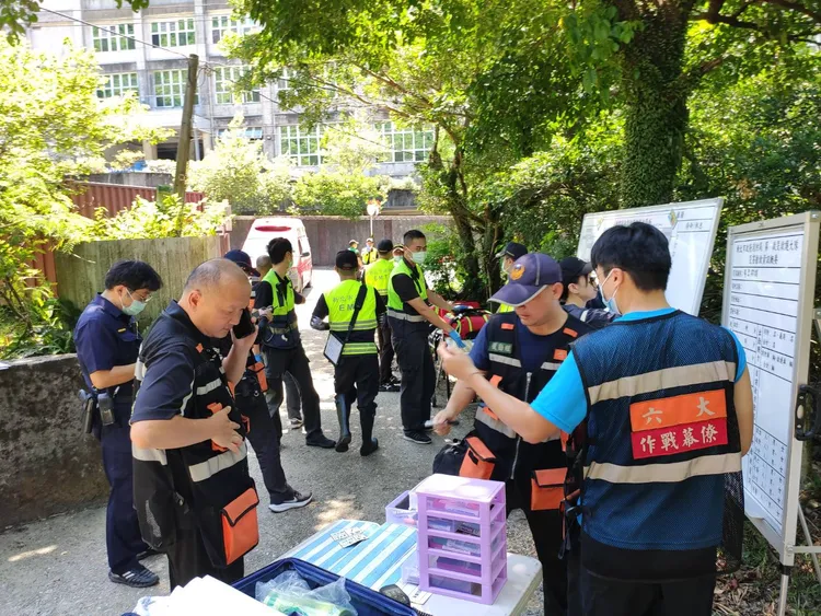 4位民眾傷勢較為嚴重，留在原地等候救援。翻攝照片