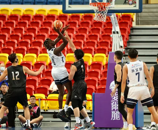 扯！職業隊打不贏大學隊　政大28分打爆台新戰神奪跨聯盟賽3連勝