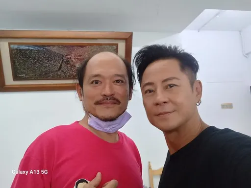 「草蜢」蔡一傑內湖出沒 搭機來台找「手撥達人」治腳傷