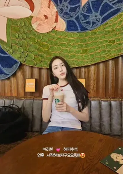 海恩在台灣星巴克拍照。翻攝海恩IG