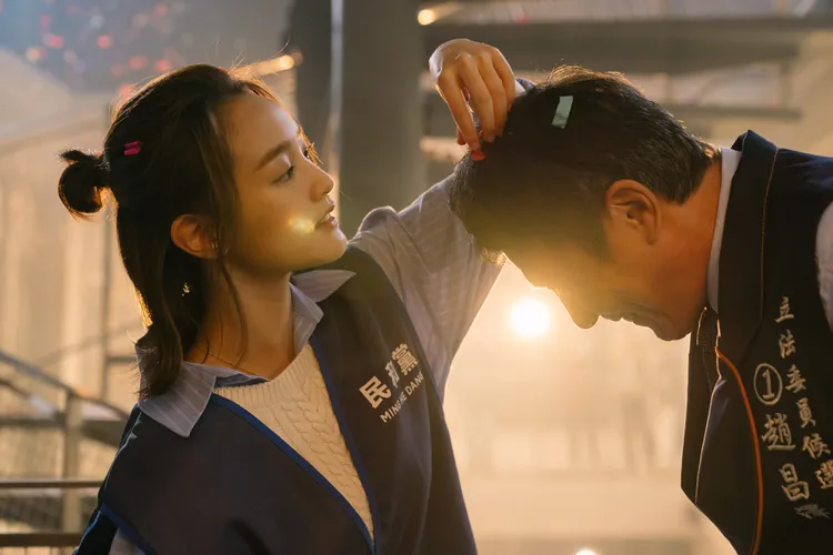 劇本書有提到王淨（左）為什麼最後會遭到戴立忍數位暴力。大慕提供