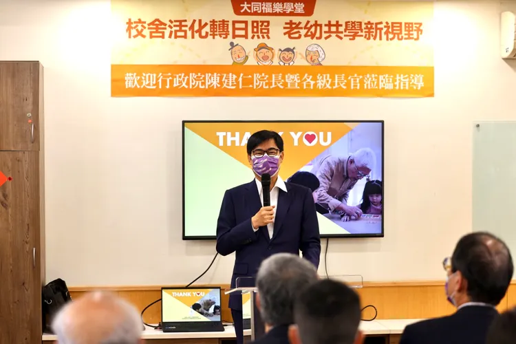 陳其邁說，高雄社區關懷據點及巷弄長照站現在已超標達到524個，今年會達到545個。市府提供