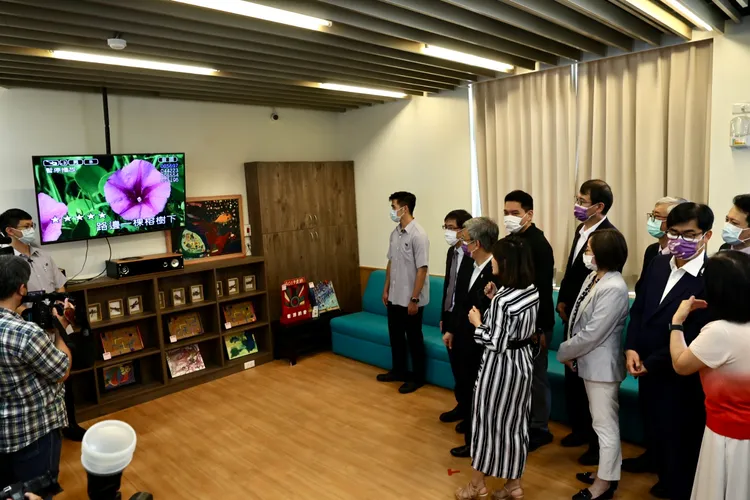 陳建仁及陳其邁參觀長輩的活動空間。市府提供