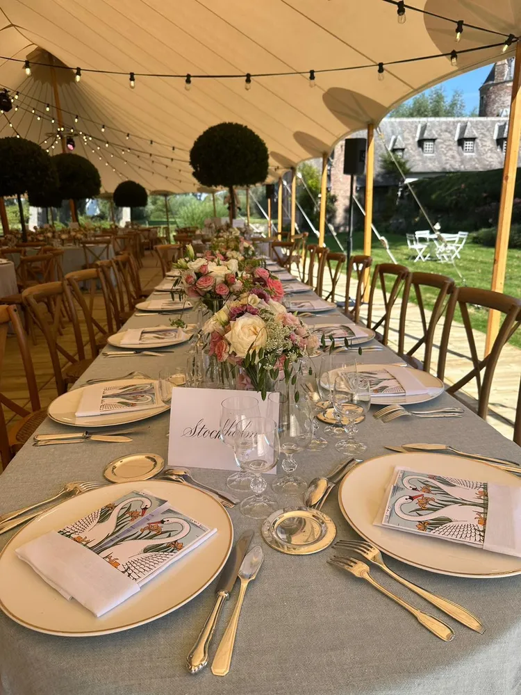 戶外婚宴場地布置簡單溫馨。讀者提供