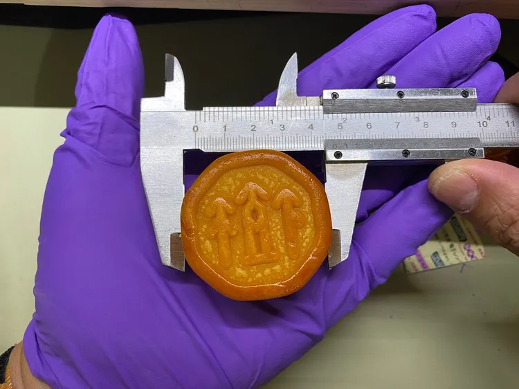 環保局人員測量內容物，換算與包裝的比例。環保局提供