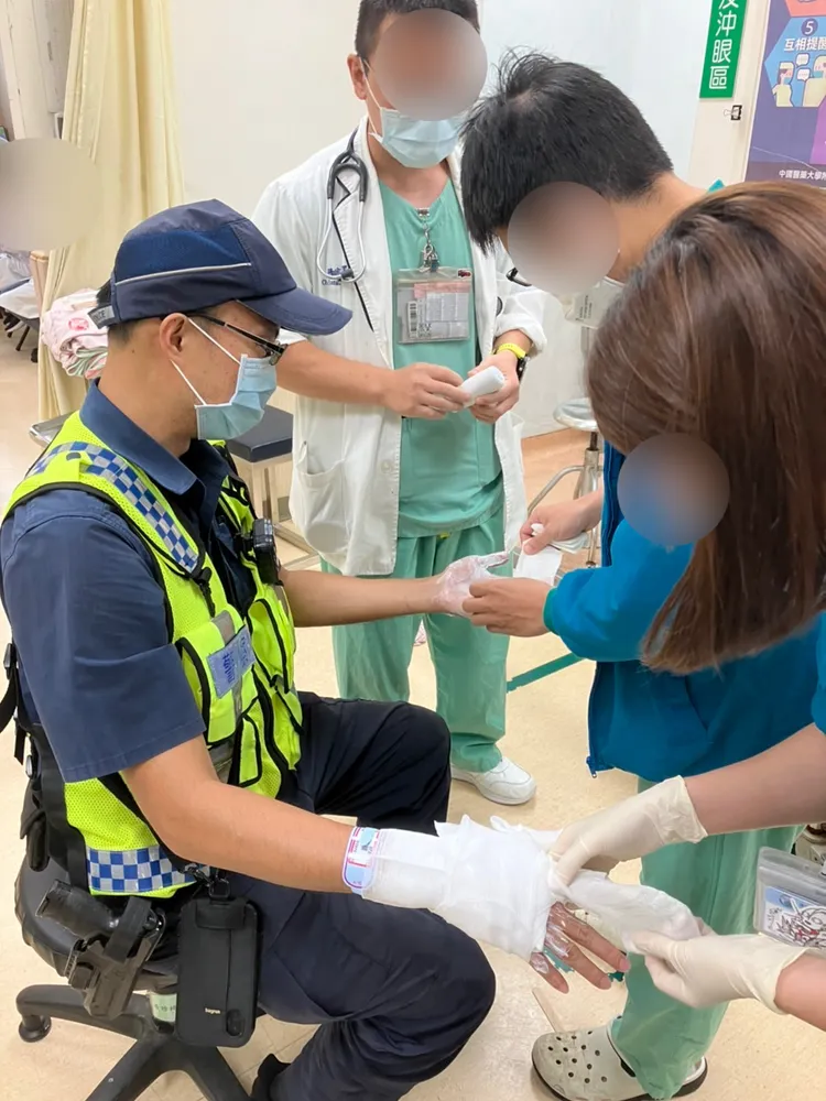 警員遭鹽酸波及。民眾提供