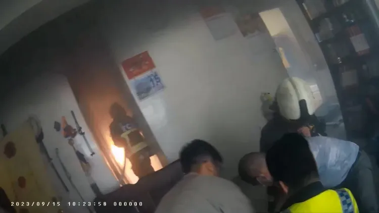 警消破門後急滅火。民眾提供