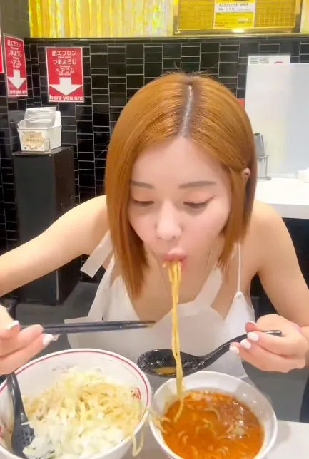 DJ SODA開心品嘗拉麵。翻攝DJ SODA推特