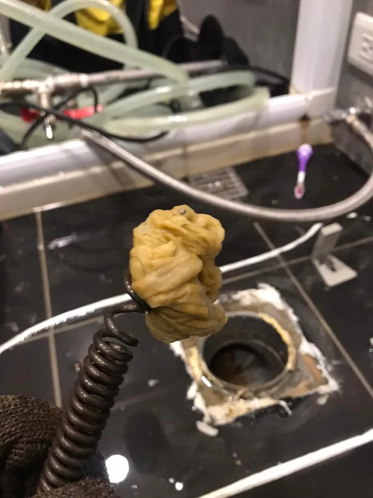 馬桶堵塞，拆馬桶耗時4小時才揪出「兇手」。翻攝臉書「Costco好市多 商品經驗老實說」