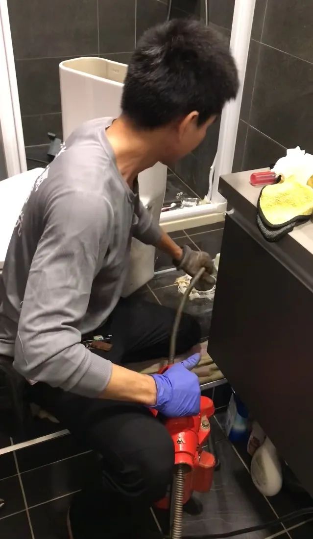 馬桶堵塞，拆馬桶耗時4小時才揪出「兇手」。翻攝臉書「Costco好市多 商品經驗老實說」