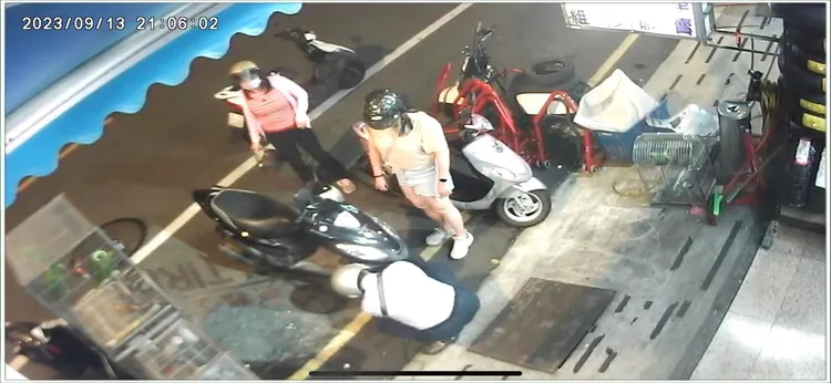 疑似是騎機車女子的爸爸接過打氣設備打氣。翻攝自爆料公社