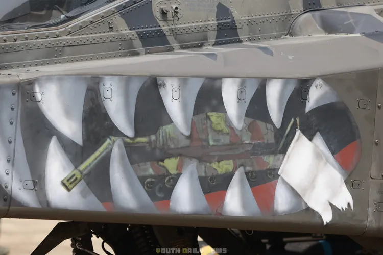 嘴裡還咬坦克。翻攝自青年日報臉書