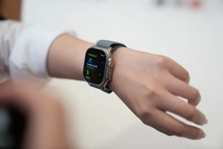 女子為找回Apple watch進入糞坑；圖非當事人。美聯社