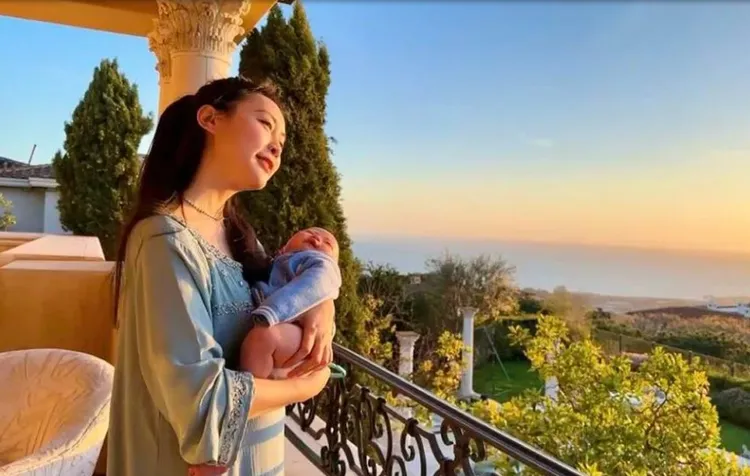 剛的情婦傅曉田勝利般的曬著美國人小孩「小秦剛」。翻攝微博/傅曉田