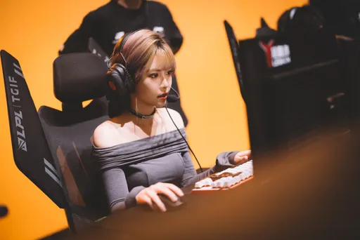 美女電競直播主認愛「玩嫂子男星」　塌房掉粉50萬火速喊分手