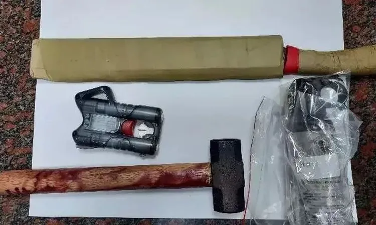 警方查扣犯案用的凶刀及榔頭。