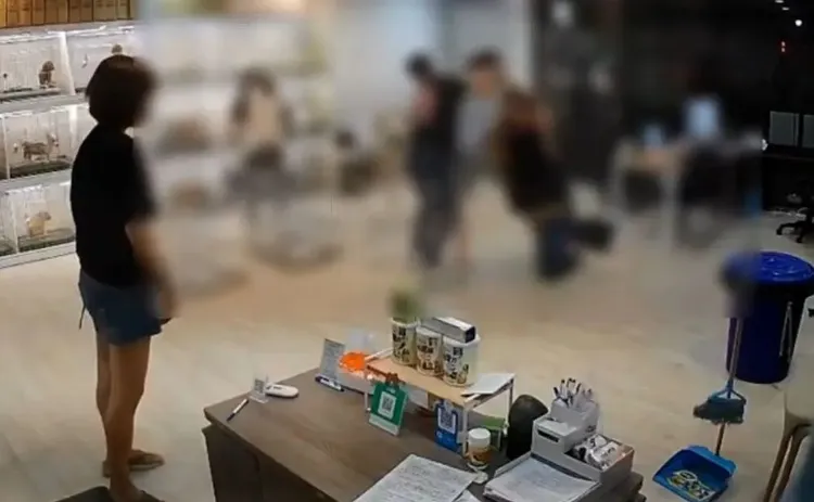 2名嫌犯與被害人扭打。資料照片