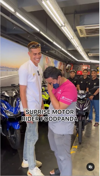 艾薩卡立拍片上傳送新車給慕哈末沙魯沙。翻攝IG/aisar_khaledd