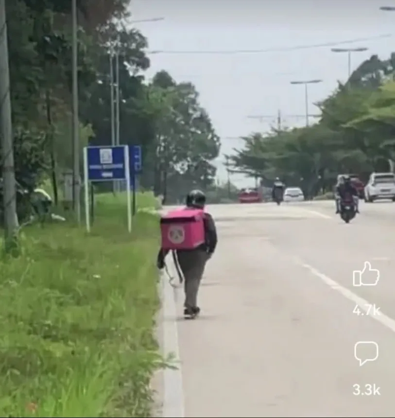 慕哈末沙魯沙因未繳路稅被扣押摩托車,只能徒步送餐。翻攝IG/aisar_khaledd
