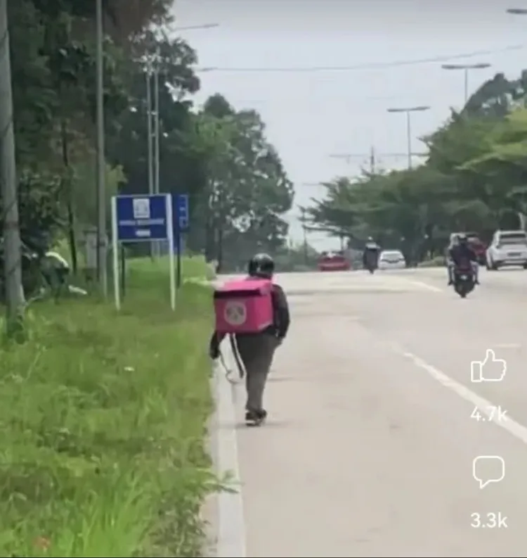 慕哈末沙魯沙因未繳路稅被扣押摩托車，只能徒步送餐。翻攝IG/aisar_khaledd