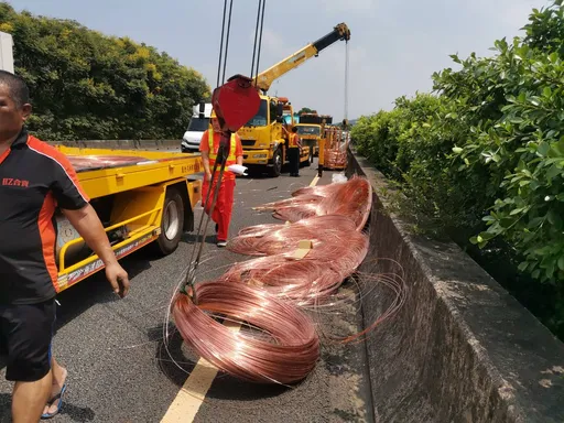 疑未綁牢釀禍！連結車國道掉落銅線　車輛回堵9公里