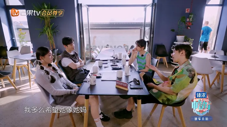 趙又廷（右起）、賈靜雯、黃曉明聊孩子，未婚的林允插不上話。翻攝湖南衛視芒果TV官方頻道YT