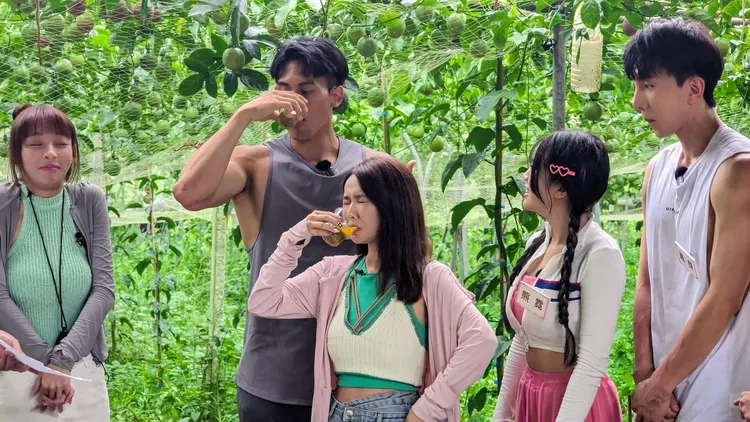 雅涵（中）喝加了辣椒醬跟黃連粉的果汁，當場嘔吐。中視提供