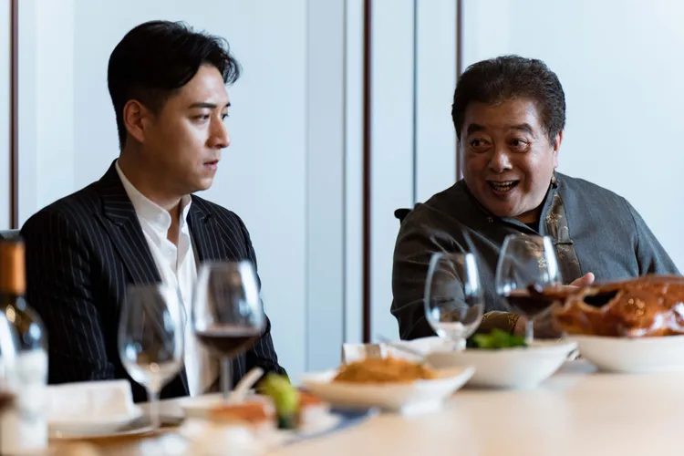 《地獄里長》鄭人碩（左）與資深演員林在培飾演父子，關係緊張一觸即發。風起娛樂提供