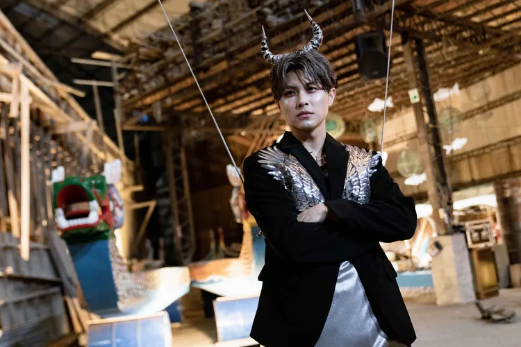 王子邱勝翊客串地獄第十殿「未來殿」殿主，帥氣吊鋼絲演出。風起娛樂提供