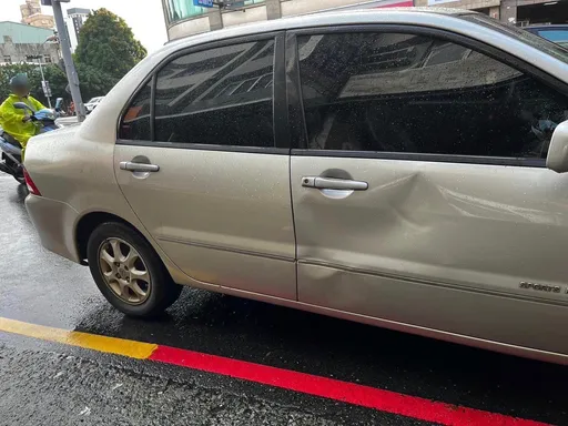 鬼月爆離奇車禍！轎車大馬路挨撞卻沒人認　警方查出真相「有káu恐怖」