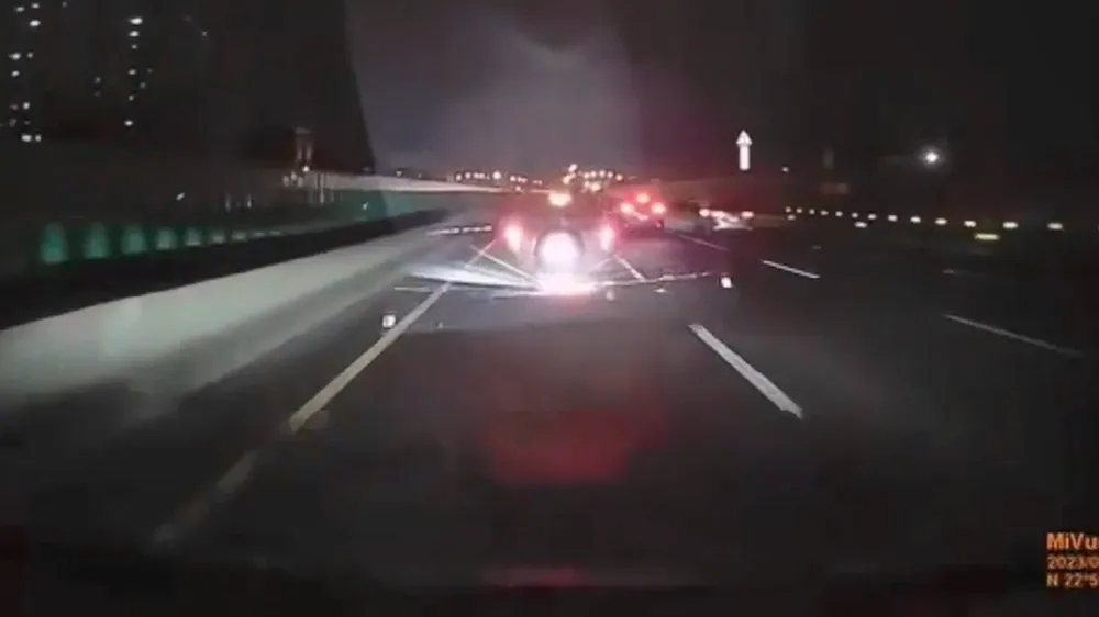 休旅車一直佔據國道內側車道不讓。翻攝自《記者爆料網》