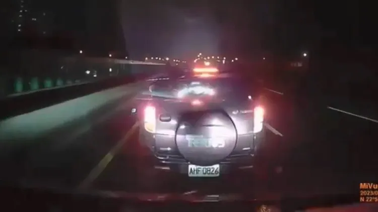 救護車貼近休旅車大聲鳴笛，對方仍不讓道。翻攝自《記者爆料網》