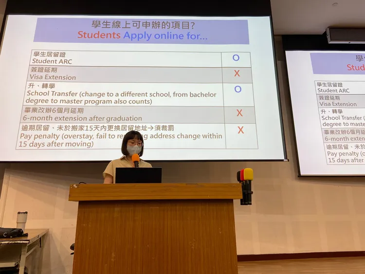 移民官黎靜現場進行外國學生線上申請居留證的教學。翻攝畫面