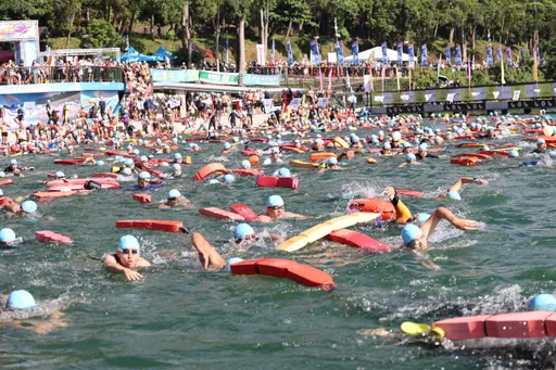 2.4萬人挑戰日月潭萬人泳渡 北市男43分鐘最快!馬英九10度參賽