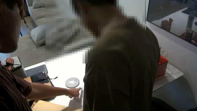 警方前往科七中和住處搜索。翻攝畫面