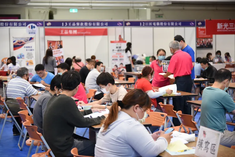 雲嘉南分署建議求職民眾可參加就業博覽會，先求有再求好。王志弘攝