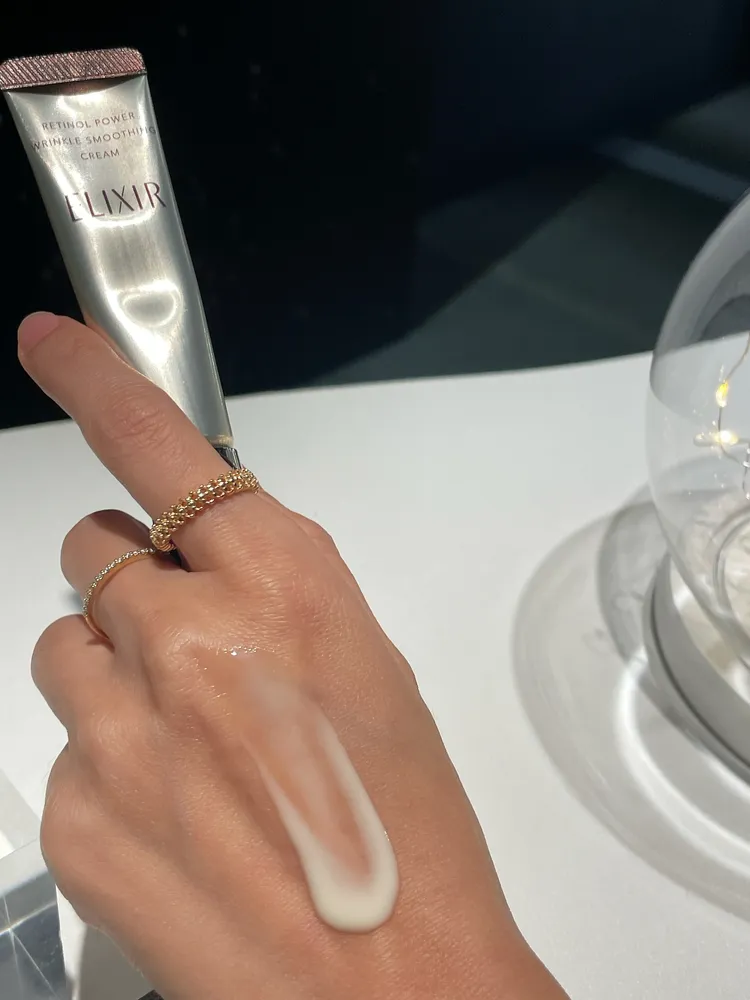 ELIXIR膠原A醇超導抗皺精華質地。張家玲攝