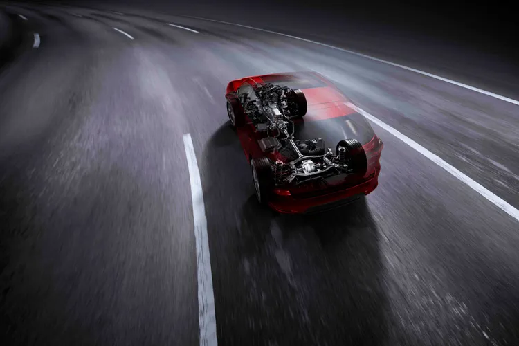 CX-60將絕大部分引擎本體置於前軸後方，使得前後重量均衡分佈，搭配空氣力學與輕量化技術，從而顯著提升了操控性能。原廠照片