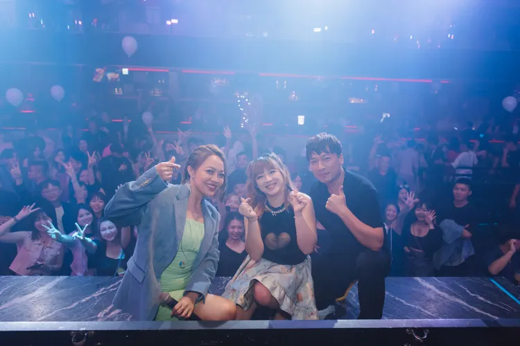 鐵肺歌后戴愛玲（左）獻唱，花媽（中）自肥樂當粉絲求合唱。李老闆直播集團提供