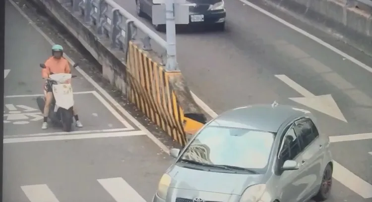 肇事的豐田Yaris下了匝道後立即右轉逃逸。民眾提供