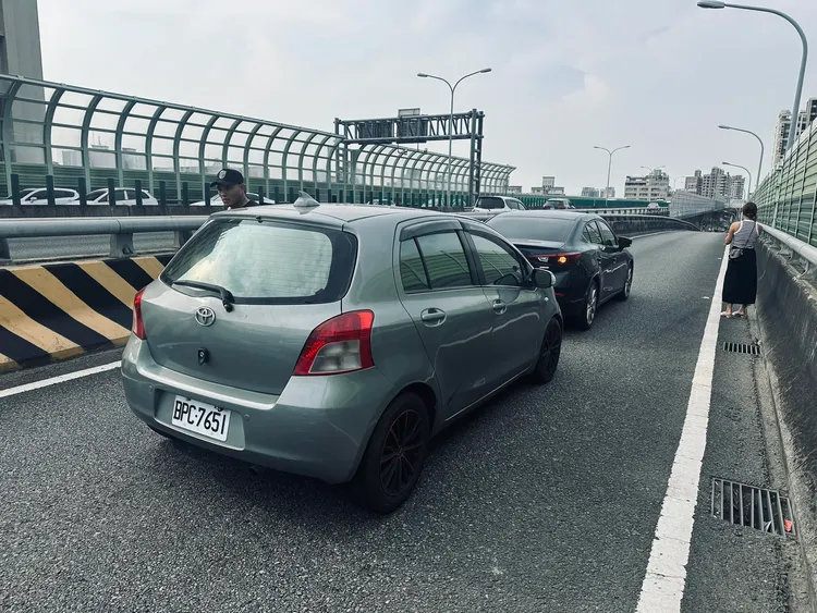 豐田Yaris轎車在台74線追撞馬自達。翻攝爆料公社