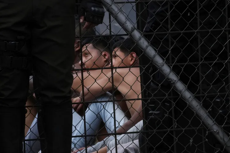 一間少年監獄遭縱火，警方將受刑人移往安全處。美聯社